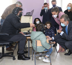 Sus Majestades los Reyes visitan el pequeño estudio de radio escolar que estaba realizando emisión en directo